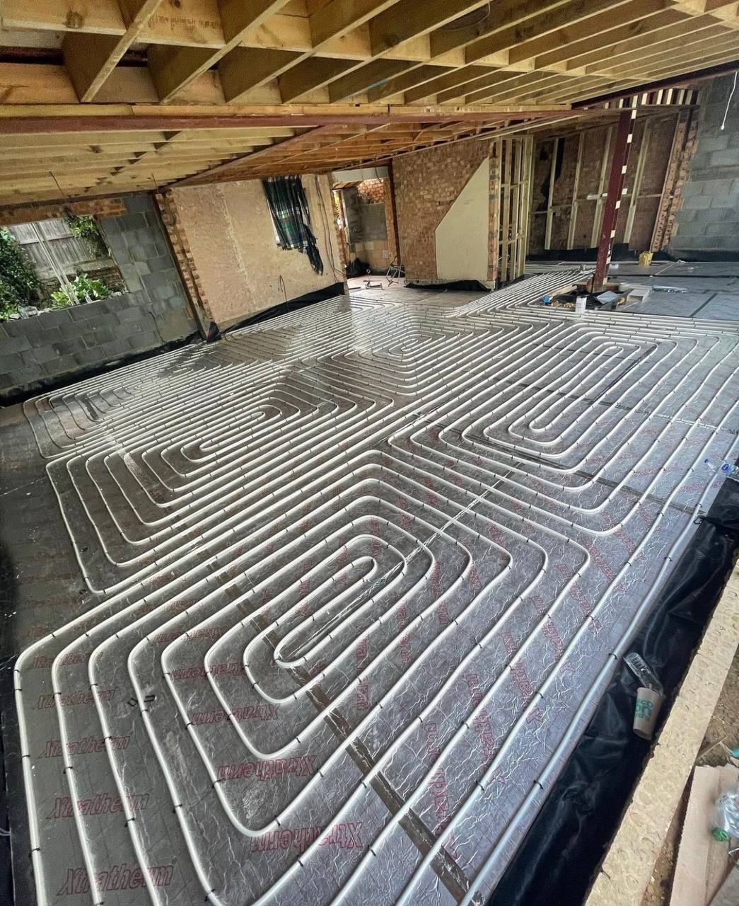 Wet underfloor heating install laid on insulation in Finchley